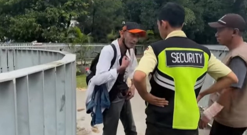 Seorang warga negara asing (WNA) dikelilingi petugas keamanan kawasan Blok M, Jakarta Selatan, usai diduga melakukan tindakan tidak senonoh terhadap perempuan, Sabtu (11/1/2026).