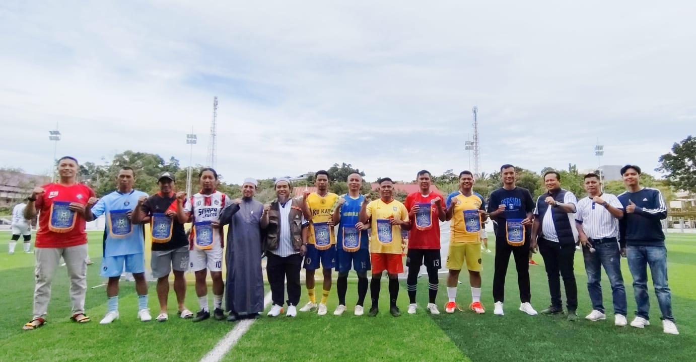 Ketua KONI Balikpapan Gasali bersama ketua panitia, H Bakri berfoto dengan perwakilan 10 tim peserta laga amal mengenang almarhum Rudi Hermanto di Lapangan Sebaru, Minggu (11/1/2026).