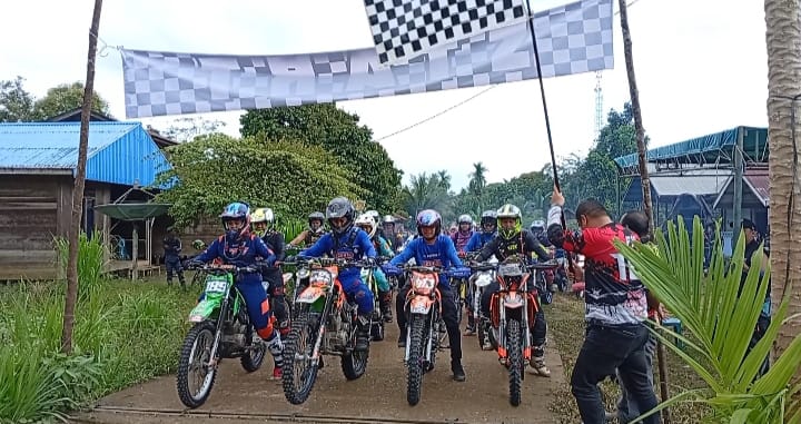 Plt.Kadis Pariwisata Kutai Barat, Sumardi saat melepas peserta Latber komunitas sepeda motor Trail.