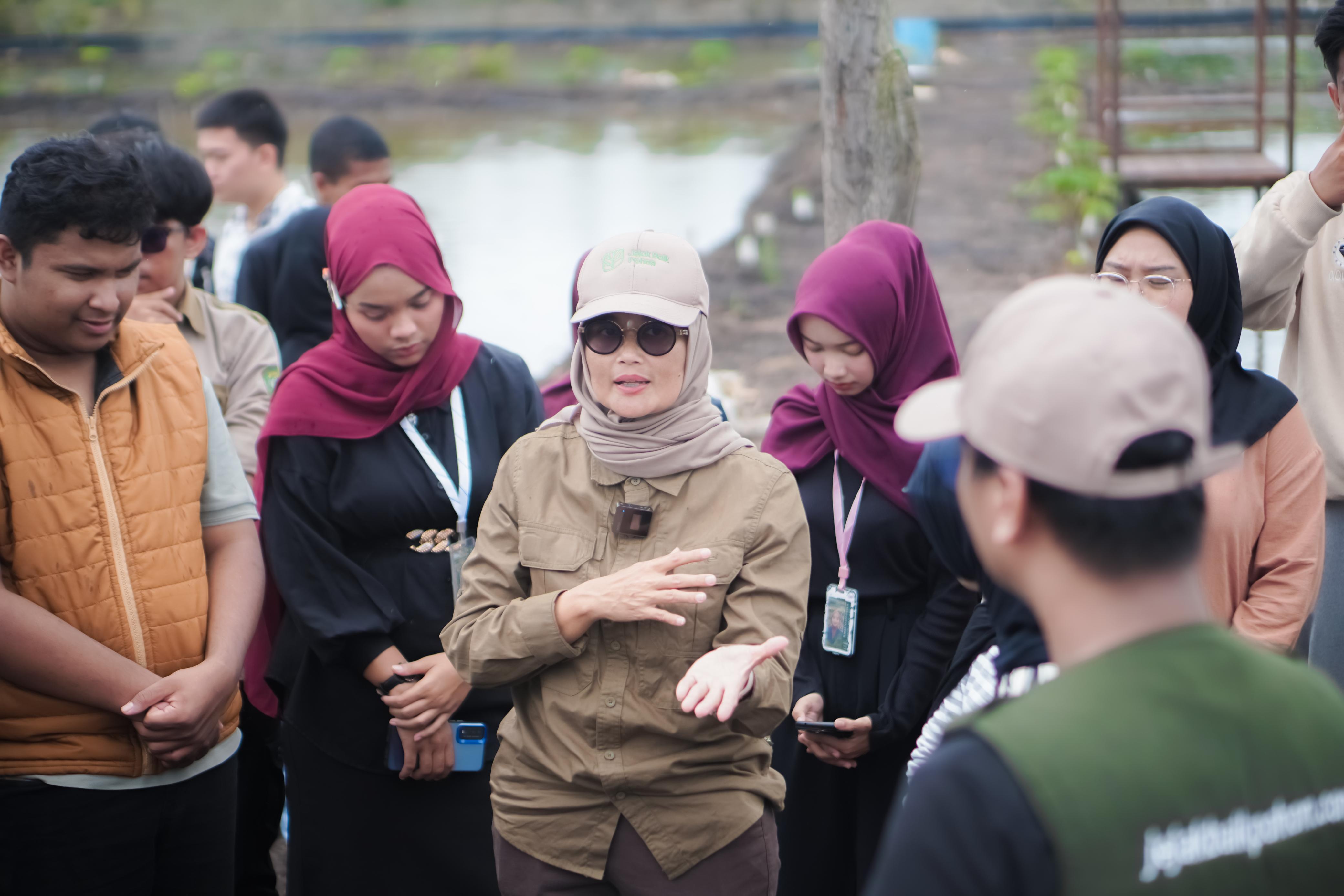 WAWASAN: Sekolah lapang bertujuan mentransfer pengetahuan atau keterampilan dalam pengelolaan tambak dengan ramah lingkungan. Founder Sekolah Lapang Smart Silvofishery, Esti Handayani Hardi (tengah).