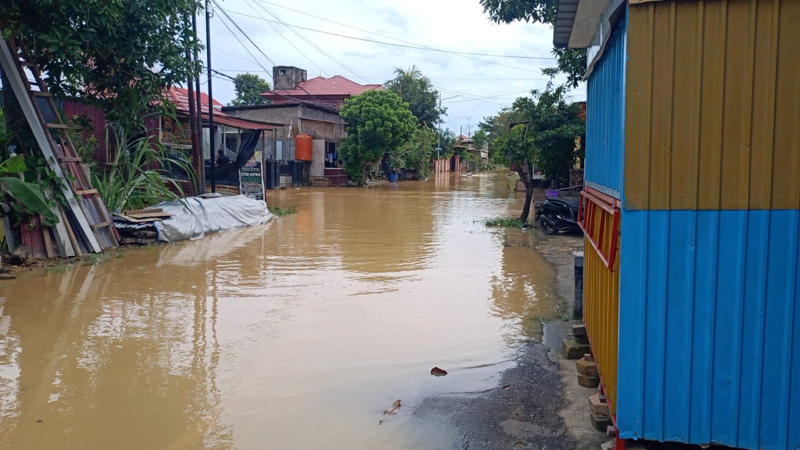 KEMBALI LAGI: Banjir menyasar RT 29 Kelurahan Api-Api setelah debit air sungai memuncak akibat intensitas hujan tinggi pada Sabtu (10/1/2026) malam. (ADIEL KUNDHARA/KP)