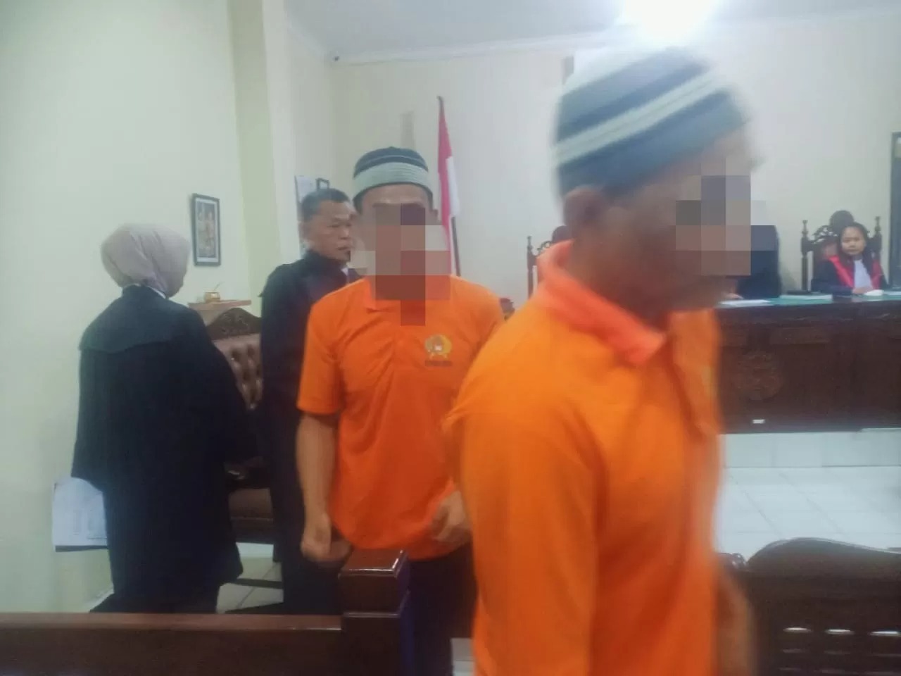 MENCURI: Dua terdakwa menjalani sidang kasus pencurian di studio foto.