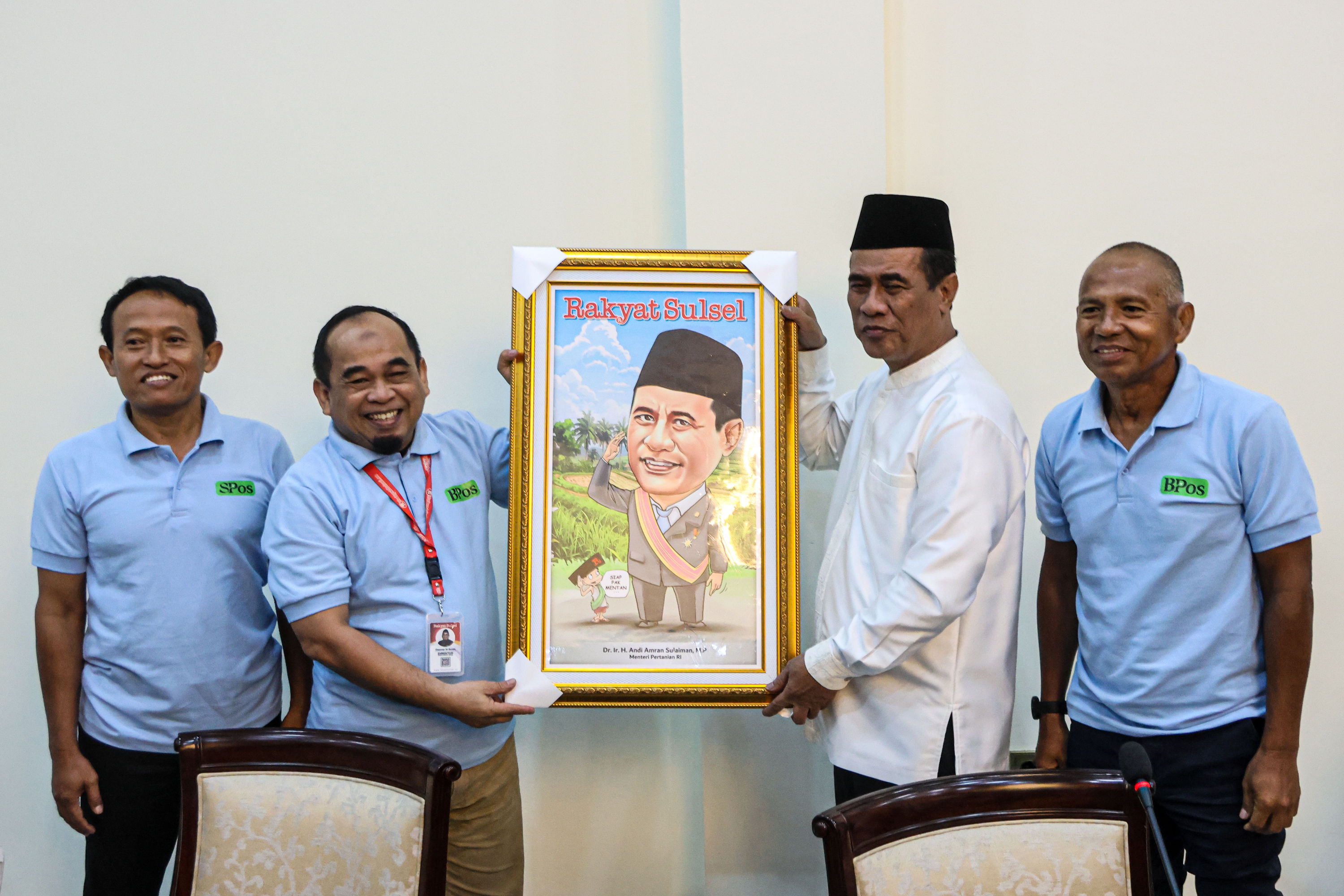 Amran Sulaiman (dua kanan) menerima lukisan karikatur dari jajaran Jawa Pos Group (JPG) di Jakarta, Minggu (11/1). (FOTO HANUNG HAMBARA/JAWA POS)