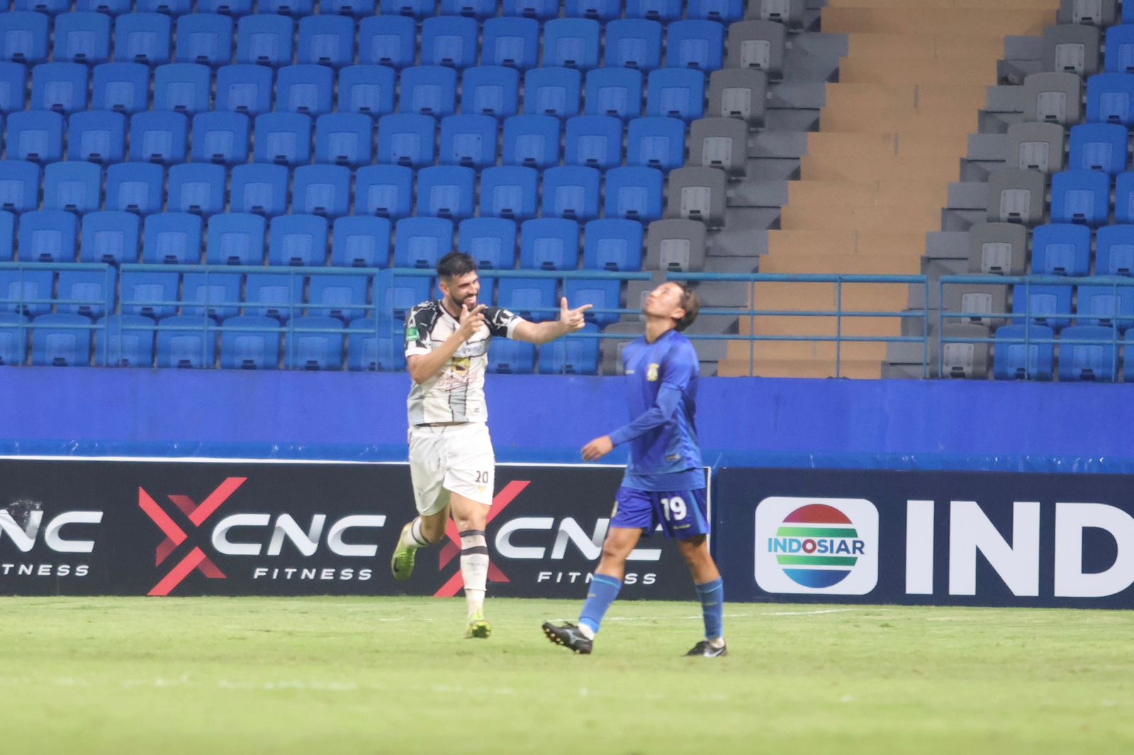 KALAH : Persiba dibenam Persipura kalah 1-2 di kandang sendiri. (Foto: Anggi/KP)