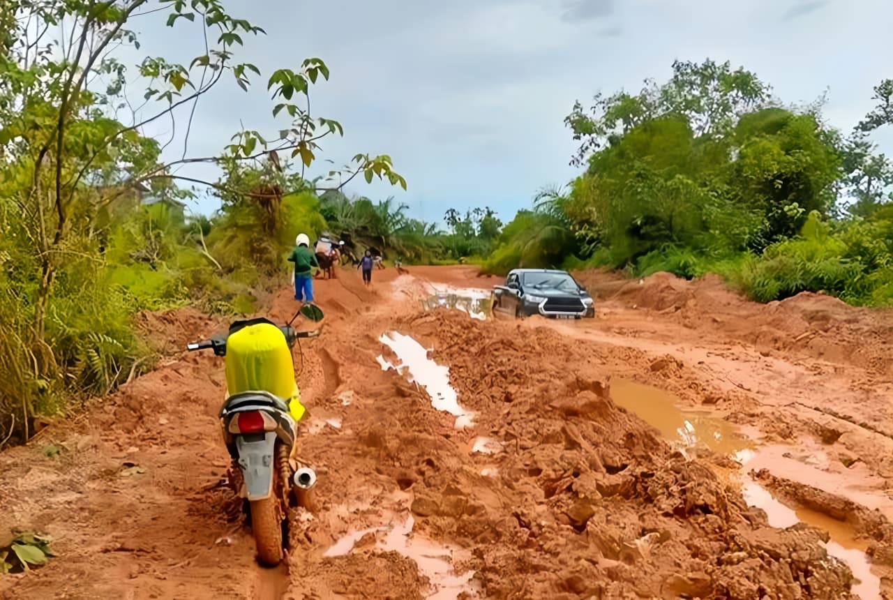 Kondisi jalan di Kecamatan Muara Ancalong, Kutai Timur, masih berlumpur dan sulit dilalui, terutama saat musim hujan.