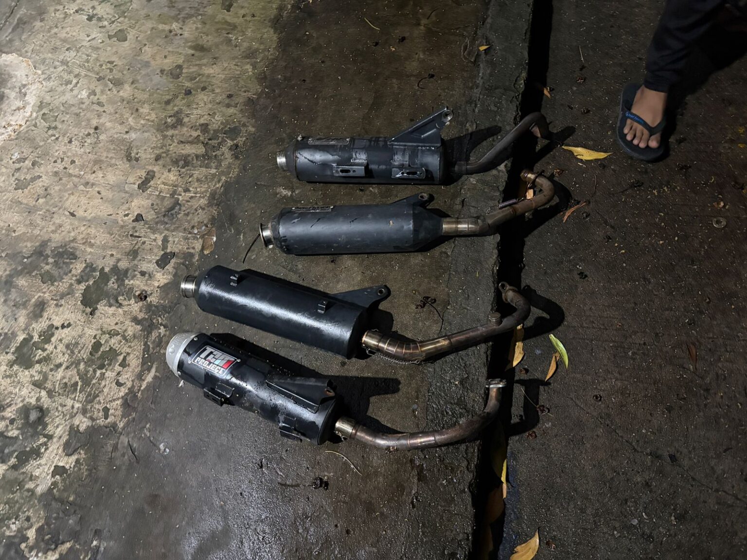 DISITA: Petugas menyita knalpot brong dari pengendara sepeda motor, mereka diminta langsung mengganti dengan knalpot standar.