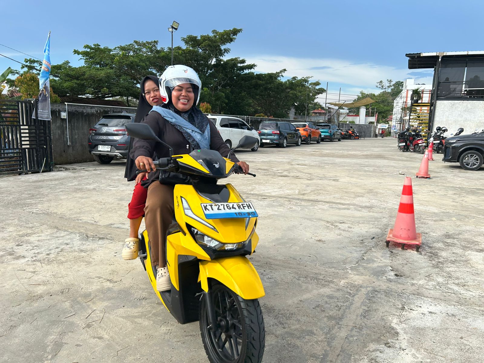 SPORTY: Sprinto diposisikan sebagai motor listrik paling sporty dan bertenaga di jajaran Indomobil eMotor. Sprinto menawarkan kombinasi desain agresif, kecepatan tinggi dan jarak tempuh lebih jauh