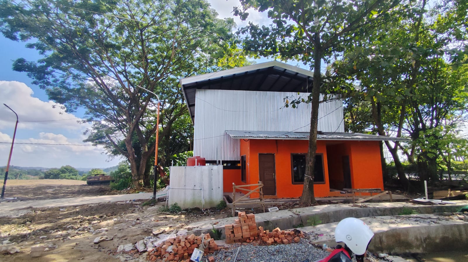 PENGEMBANGAN: Bangunan insinerator di Kelurahan Bukit Pinang, tepatnya di eks TPA Bukit Pinang diproyeksi akan dijadikan lokasi pabrik paving blok, skala kelurahan lewat dukungan perusahaan di sekitar