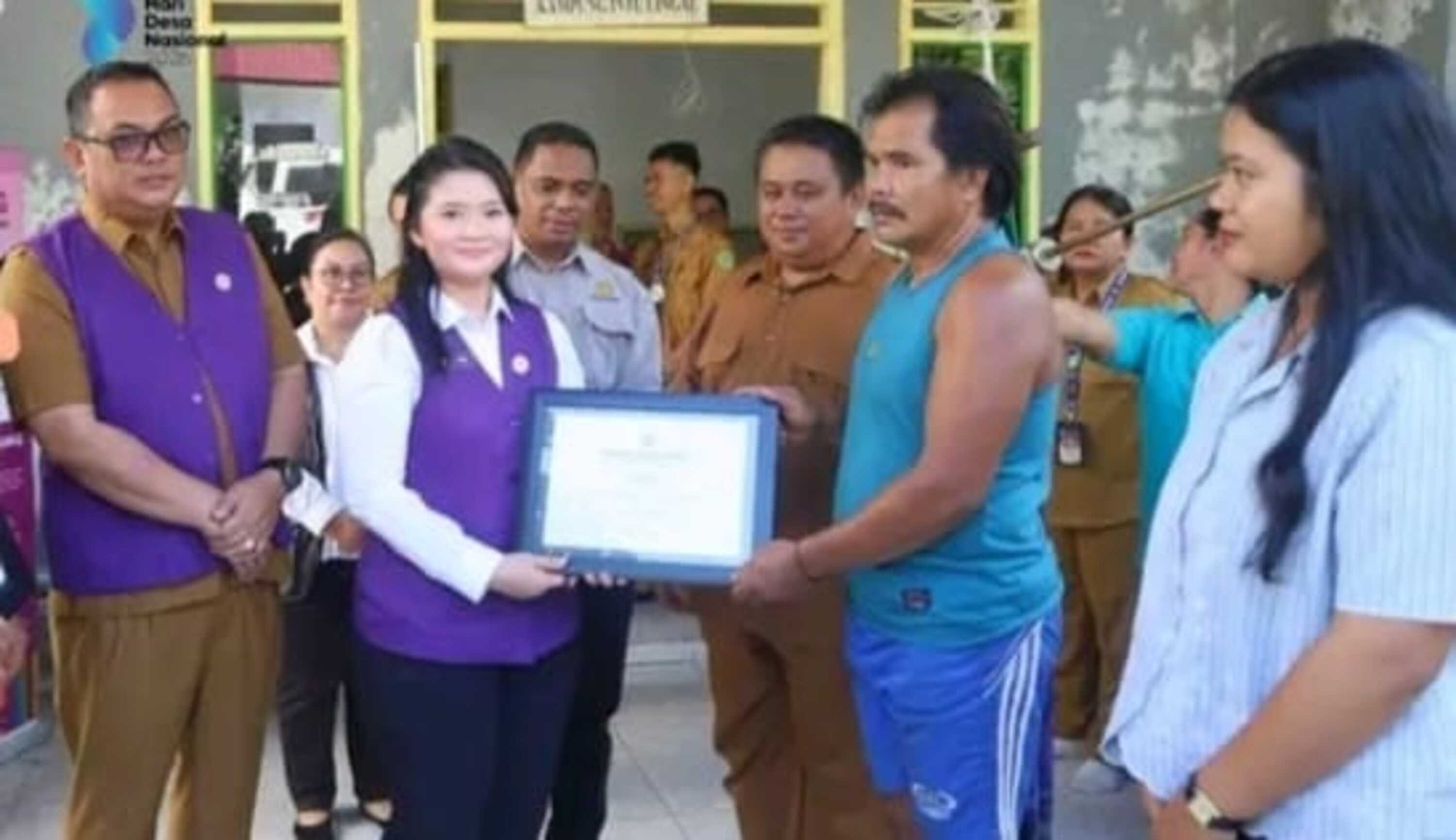 Maria Christina Mozes Edwin (dua kiri) didampingi Erick Victory (kiri) saat menyerahkan bantuan RLH.