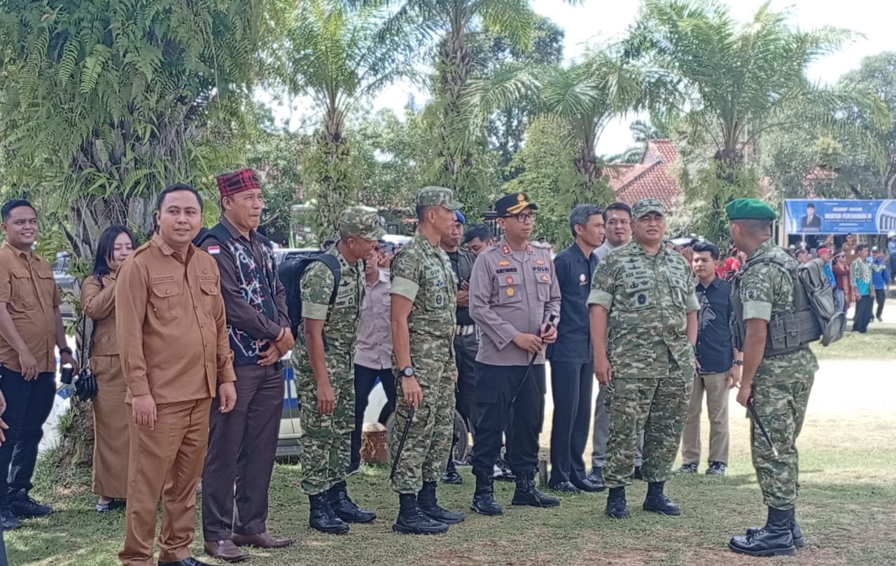 Bupati Kubar bersama unsur Forkopimda saat menunggu kedatangan Menhan RI.