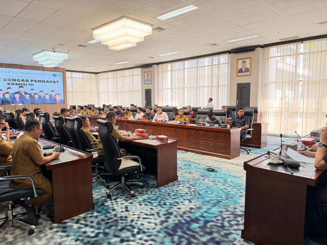 DIBAHAS: Rapat membahas perizinan galian C di Paser di DPRD Kaltim, Senin (12/1).