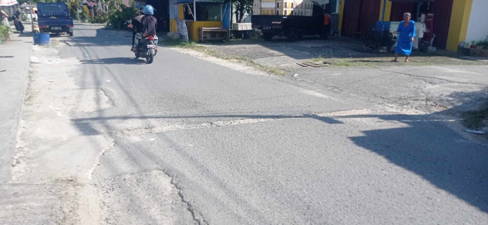 RUSAK: Kondisi Jalan Zamrut, Berebas Tengah bekas galian jargas dan PDAM tidak ditutup seperti sedia kala.