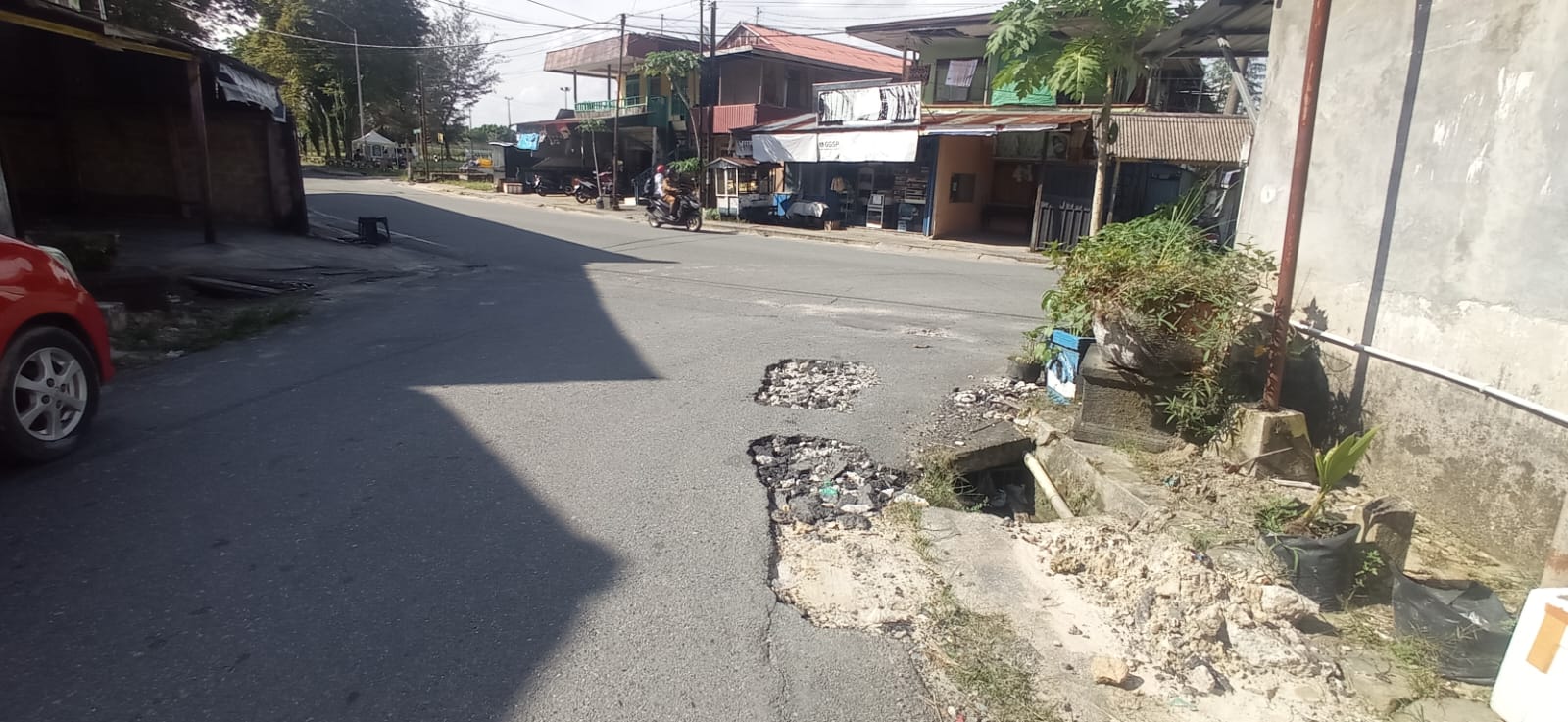 PENANGANAN SEMENTARA: Ruas Jalan Zamrut ditutup sementara menggunakan material aspal bekas galian karena ada gangguan distribusi air bersih milik Perumda Tirta Taman.