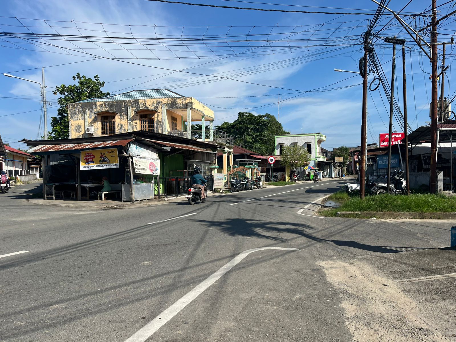 PERLU PEMBENAHAN: Trotoar dan parit di Jalan Pattimura membutuhkan penanganan sebagai upaya antisipasi genangan air. (ADIEL KUNDHARA/KP)