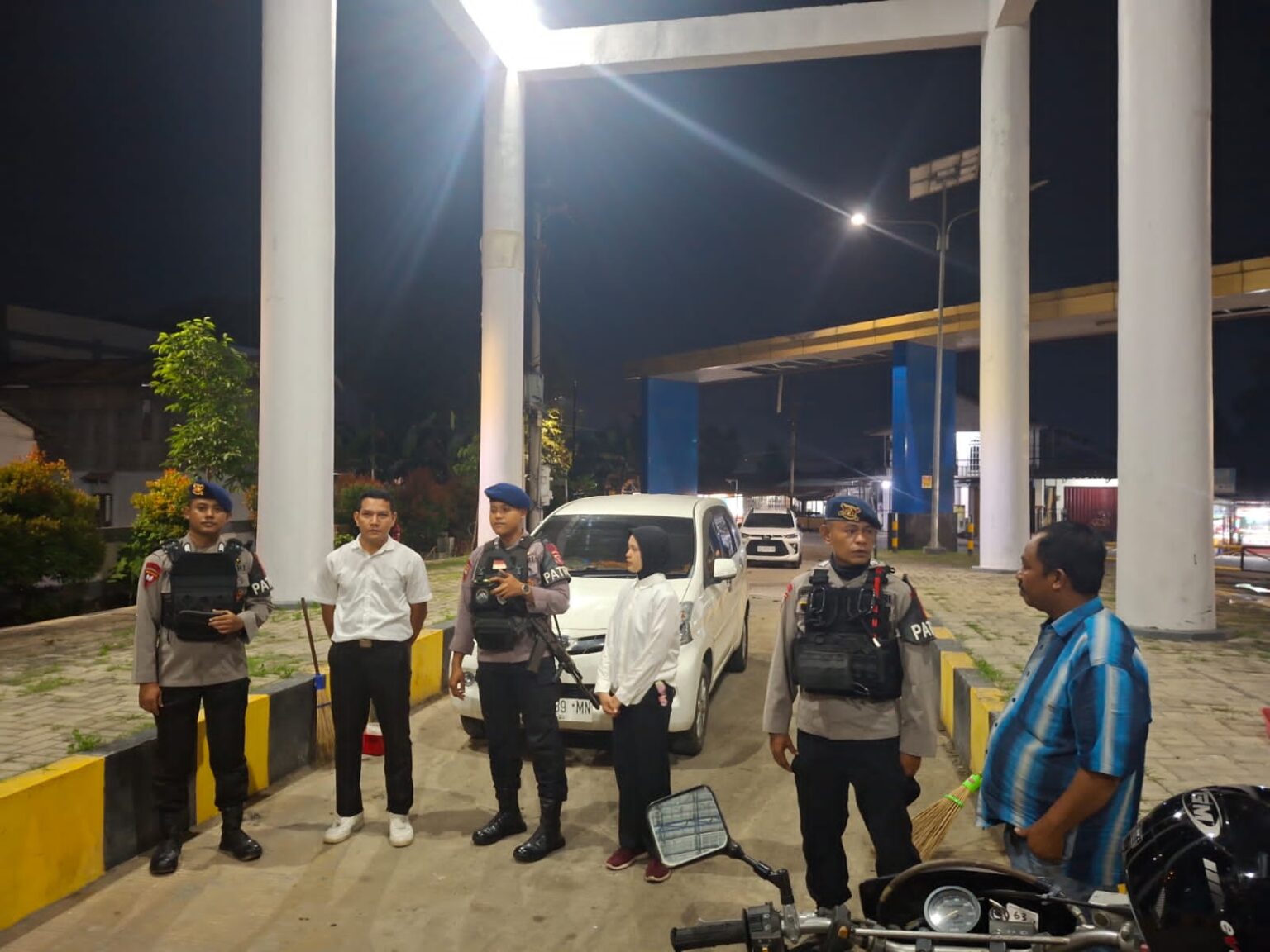 ANTISIPASI CURANMOR: Personel Brimob Polda Kaltim menggelar patroli malam di sejumlah obyek vital nasional untuk mengantisipasi curanmor.