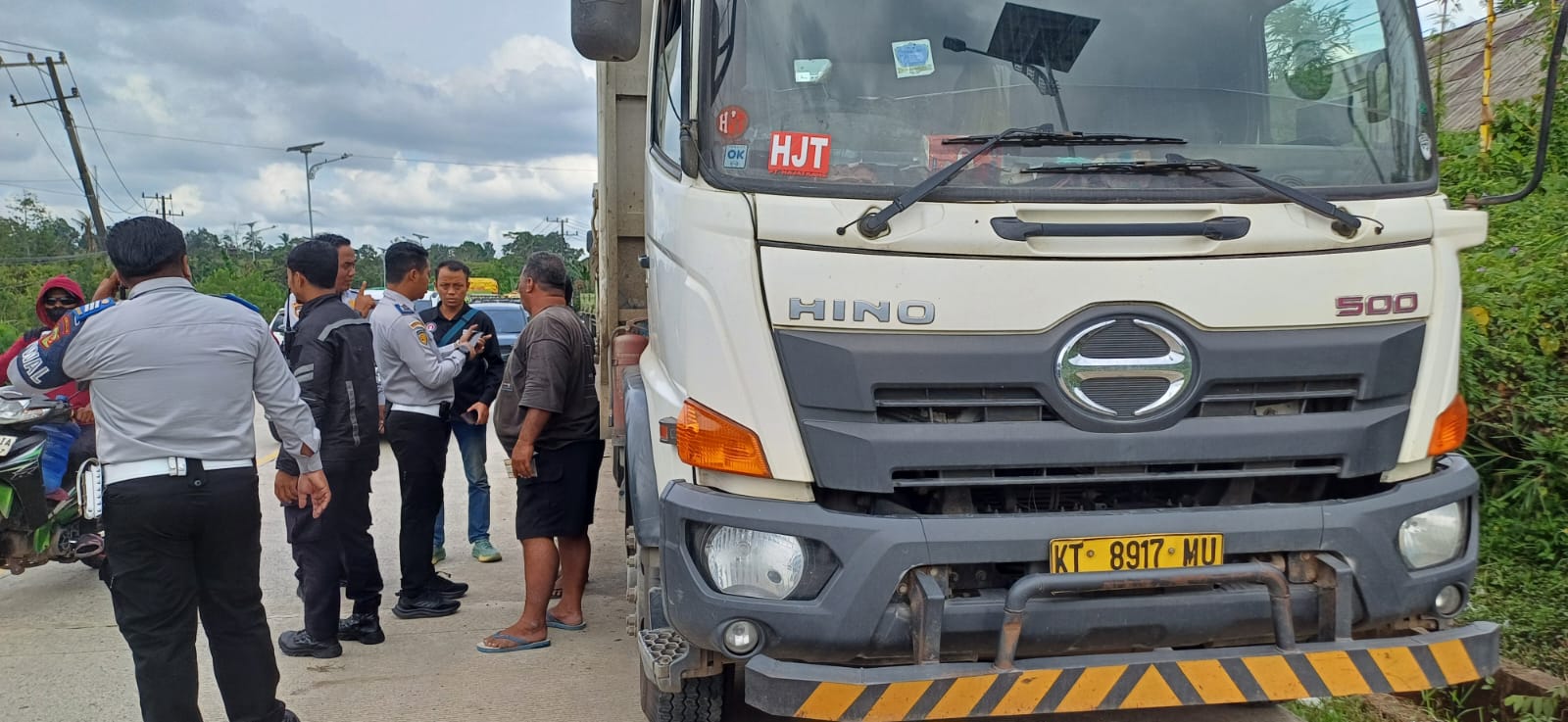 TERTIBKAN: Petugas Daltib Dishub Kota Samarinda tertibkan truk besar antrean solar dan biosolar di kawasan SPBU Tanah Merah. (IST)