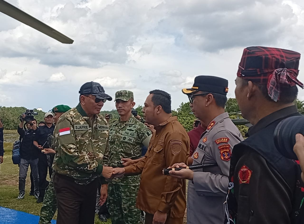 Menhan Sjafrie Sjamsoeddin (kiri) disambut Bupati Kubar, Frederick Edwin dan jajaran pejabat FKPD Kubar.