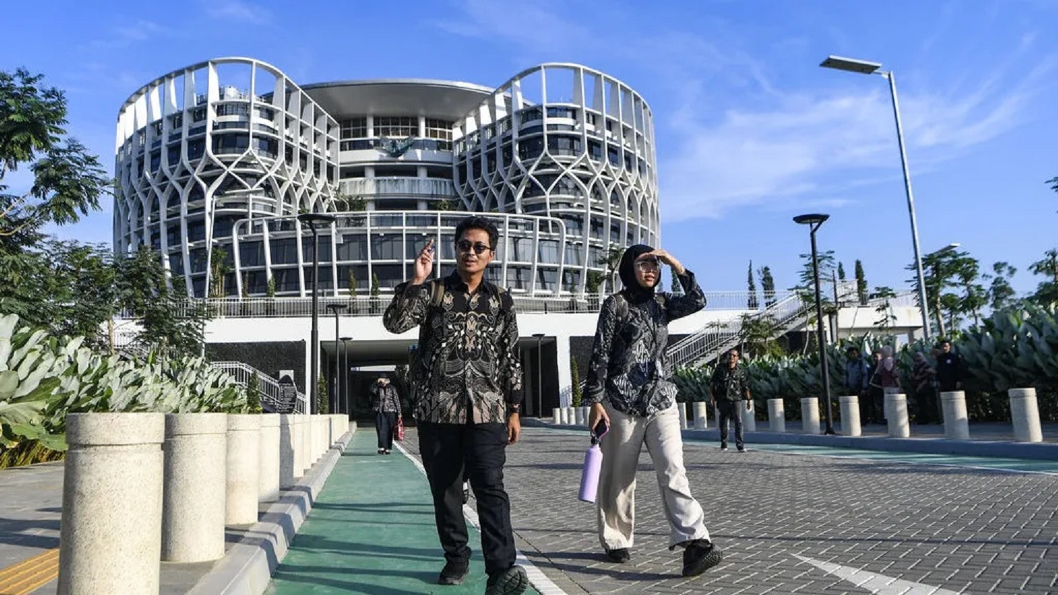 TINGGALKAN: Pegawai negeri sipil di lingkungan IKN saat meninggalkan kantor karena pulang kerja.