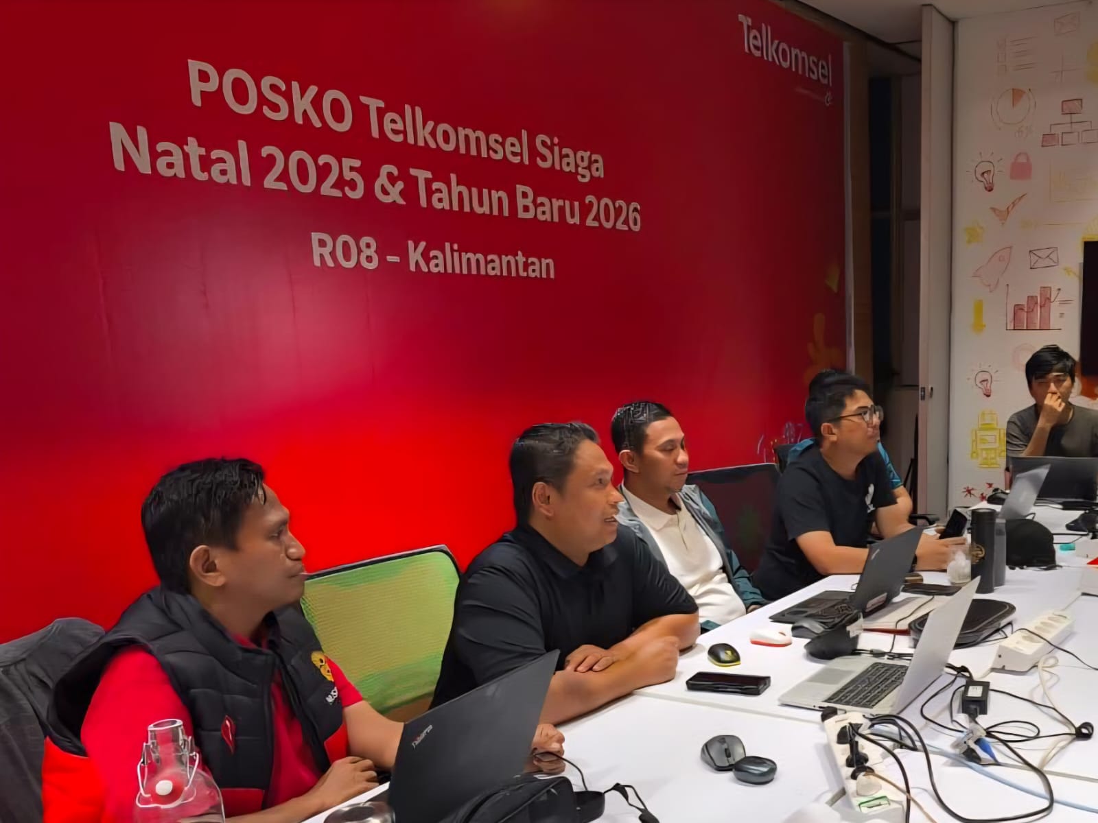 MONITOR: General Manager Regional Network Operations and Productivity Telkomsel Kalimantan, Wendy Adewijaya saat melakukan monitoring.