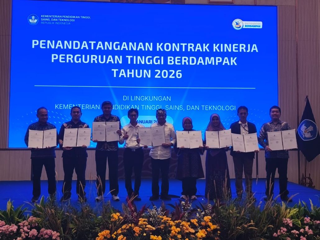 WAKIL KALTIM: Rektor UM Prof. Dr. Ir. Muhammad Ahsin Rifa&rsquo;i, M.Si. (tiga kiri) bersama pimpinan perguruan tinggi terpilih dalam penandatanganan IKU di Aula Graha Diktisaintek, Kemdiktisaintek, Jakarta