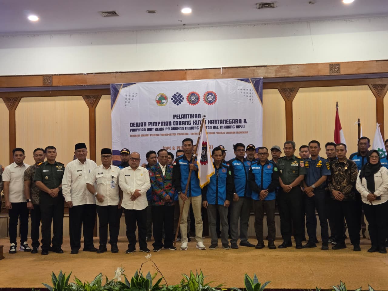 Pengurus DPC Bersama Pimpinan Unit Kerja &nbsp;FSPTI&ndash;KSPI Kukar usai pelantikan di Hotel Grand Elty Tenggarong, Rabu (14/1).