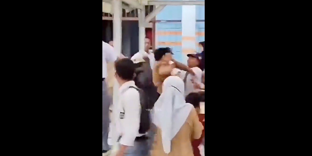 Tangkapan layar guru dikeroyok murid yang terjadi di SMK di Jambi.