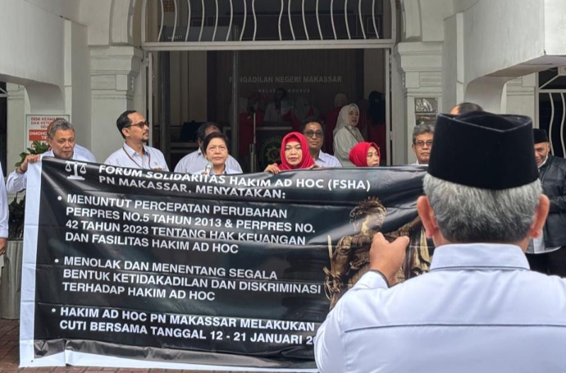 Hakim ad hoc yang tergabung dalam Forum Solidaritas Hakim Ad Hoc (FSHA) membentangkan spanduk tuntutan kesejahteraan. (Foto ist)