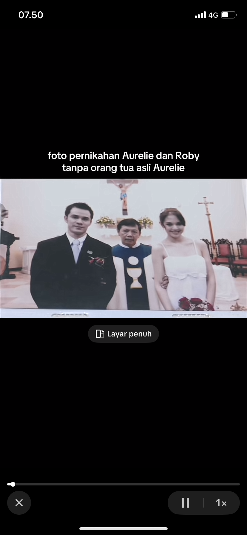 Beredar foto pernikahan Aurelie dan Roby.