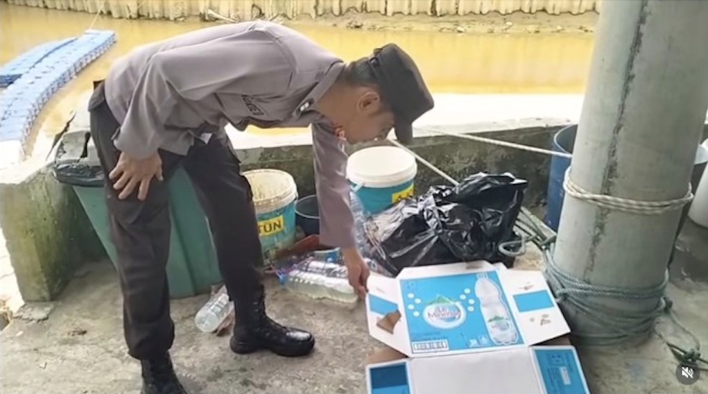 Petugas mengecek lokasi penemuan orok bayi di Dam RT 12 Kelurahan Damai.
