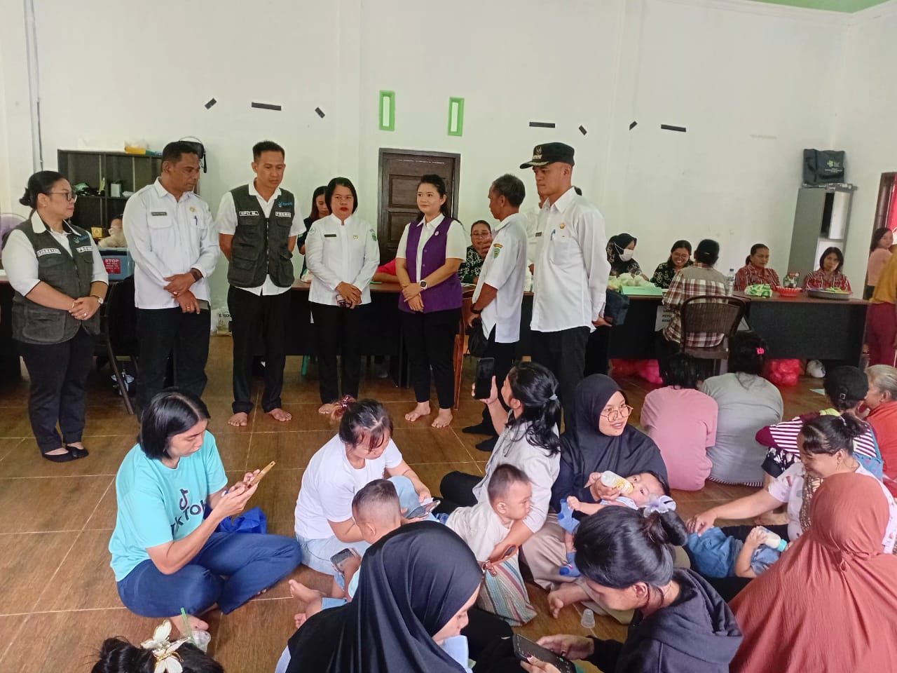 Tim Pembina Posyandu Kabupaten Kutai Barat saat melakukan  pendampingan di Posyandu Danau Aco.
