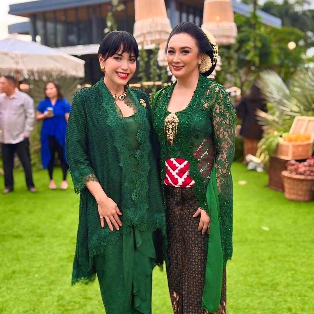 Tata Cahyani (kanan) tampil cantik dan menawan dengan kebayanya. (Foto: Instagram/@ravelra_supit)