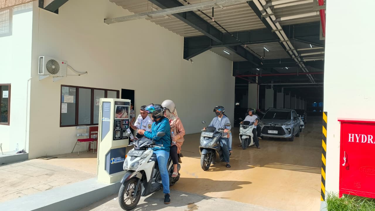 PARKIR PROGRESIF: Penerapan sistem parkir progresif di kawasan pasar menuai keluhan pedagang dan karyawan yang beraktivitas dari pagi hingga sore.