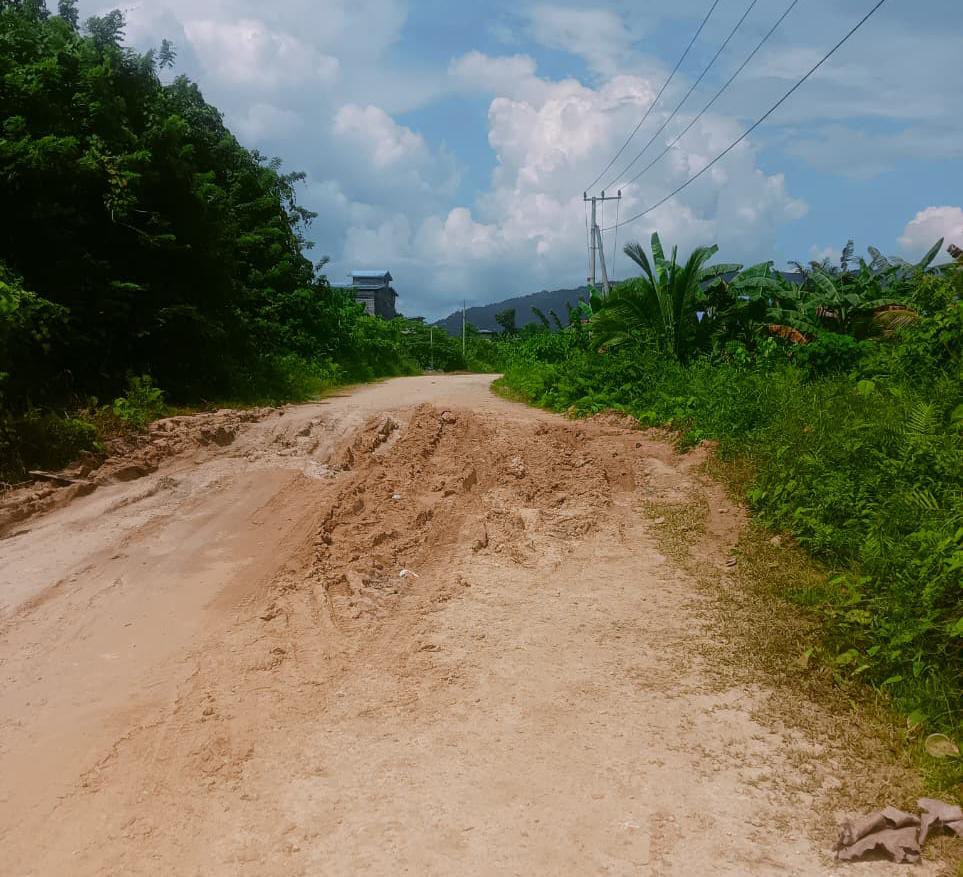 Kondisi jalan di Kecamatan Sandaran, Kutai Timur, berlumpur dan sulit dilalui saat musim hujan. (ist)