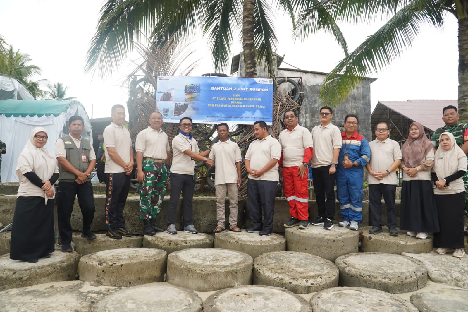 Mudyat Noor bersama jajaran PT KPB menyerahkan bantuan rumpon kepada nelayan Pejala.