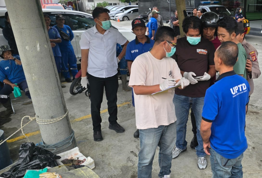 OLAH TKP: Petugas Satreskrim Polresta Balikpapan dan Inafis melakukan pemeriksaan TKP temuan janin bayi.