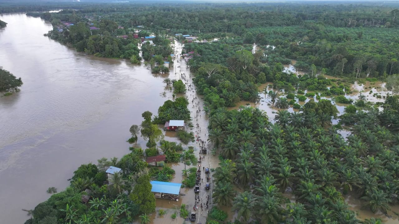 TERBATAS: Salah satu titik genangan banjir di Kecamatan Tabang, Kukar rata-rata ketinggian mencapai 60-150 cm, Rabu (14/1).