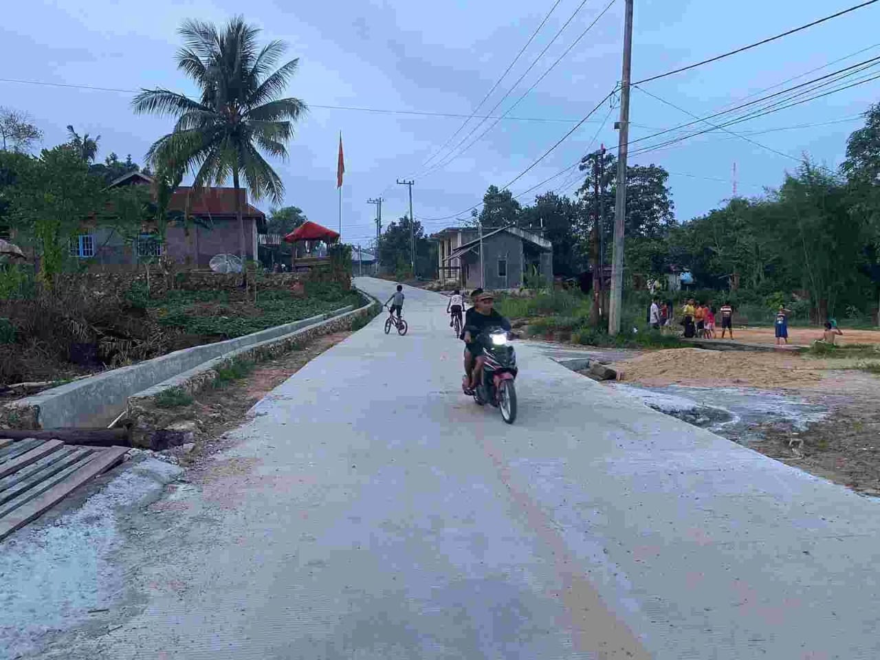 FASILITASI: Pemkot Bontang mengusulkan untuk melanjutkan semenisasi akses Kampung Gotong Royong di tahun ini.
