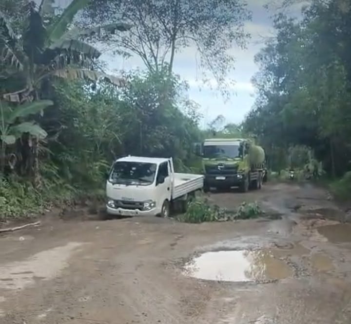 Kendaraan warga macet di kubangan jalan rusak, hingga kendaraan lain tak bisa melintas.  &nbsp;