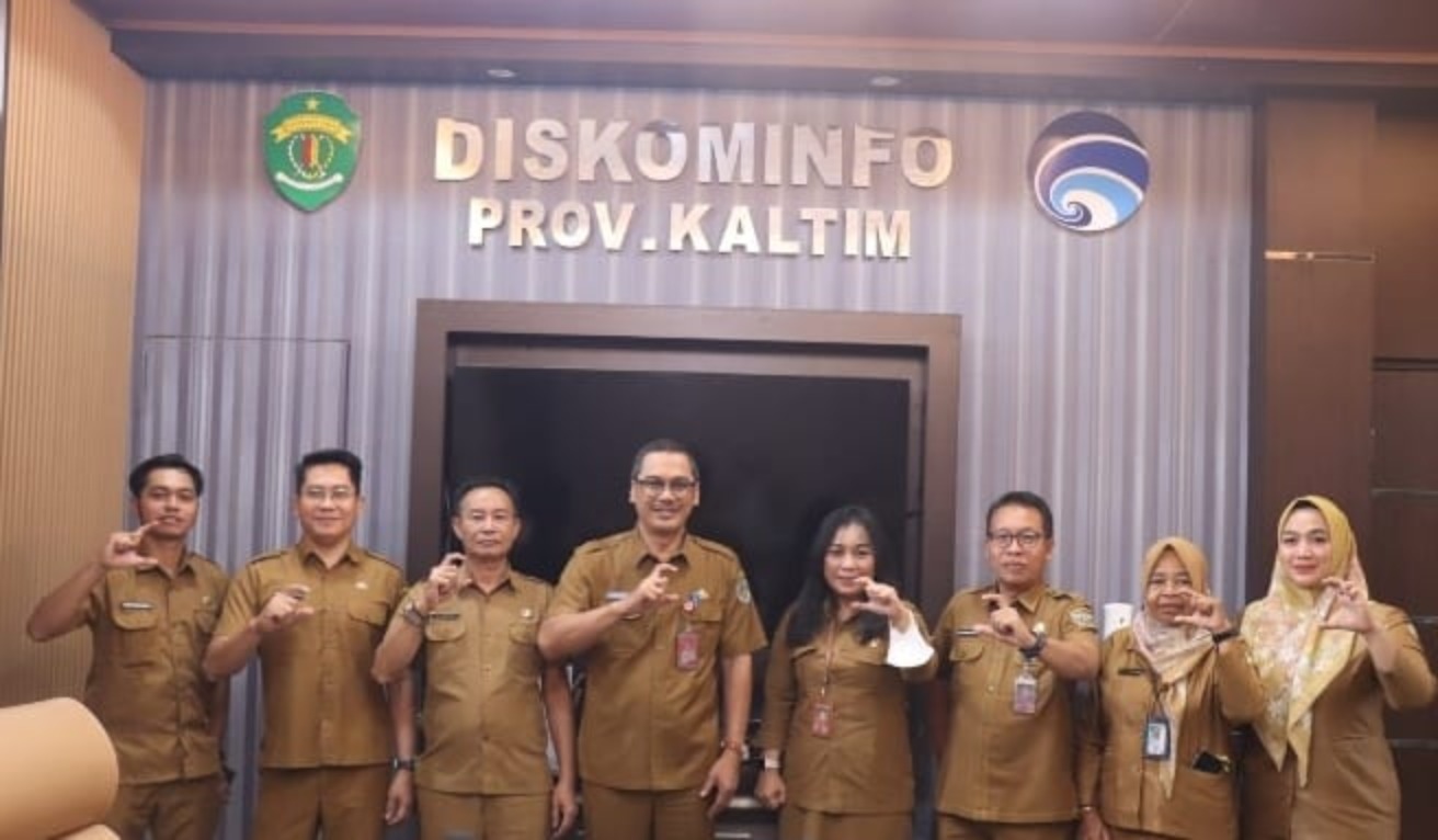 Kepala Diskominfo Kutai Barat, Yuli Permata Mora (empat kanan) usai melakukan koordinasi dengan Diskominfo Kaltim.