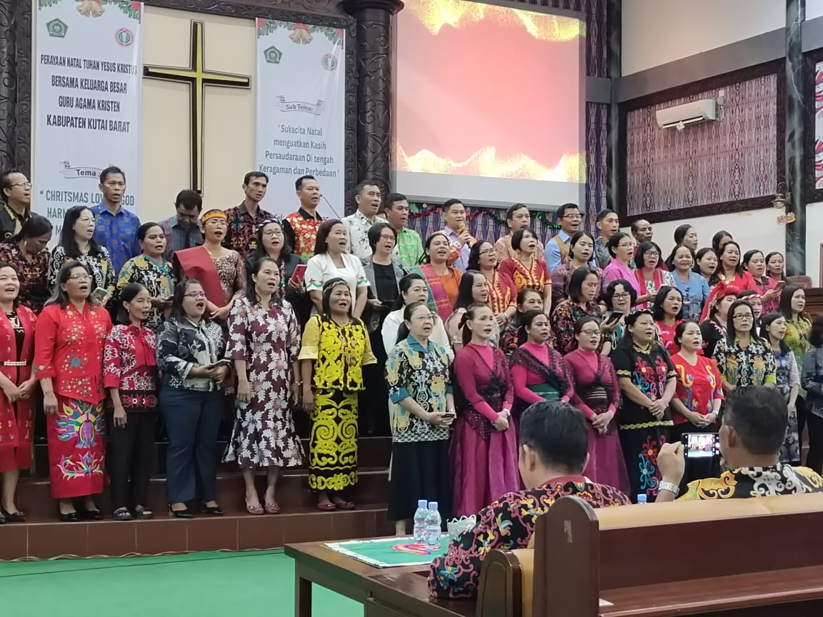 Suasana Natal bersama Keluarga Besar Guru Agama Kristen se-Kubar.