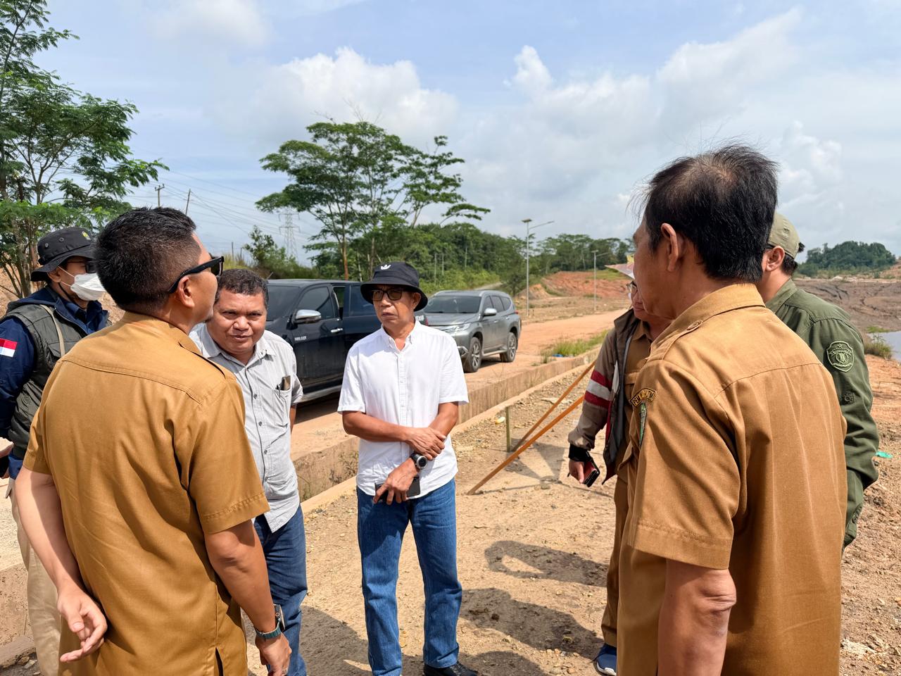 TEGAS: ESDM Kaltim yang mengecek lokasi tambang CV Prima Mandiri di kawasan poros Samarinda-Kukar, dan meminta untuk segera menutup. ESDM KALTIM FOR KALTIM POST