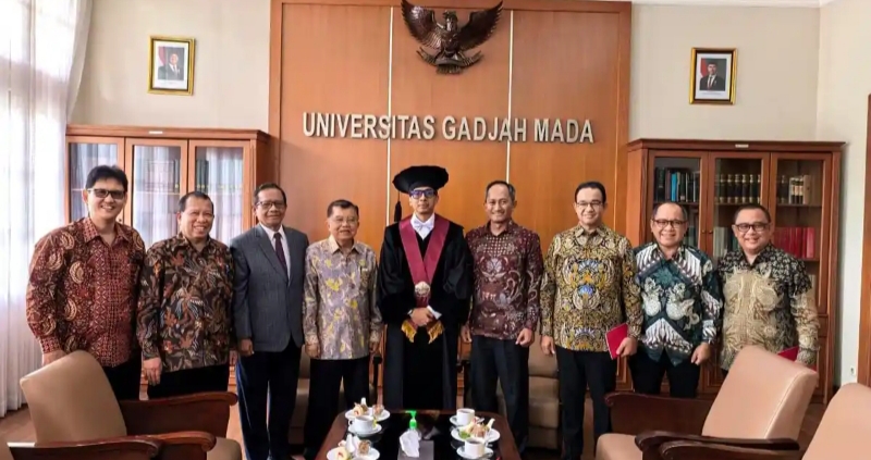 Zainal Arifin Mochtar resmi dikukuhkan sebagai Profesor Ilmu Hukum Tata Negara Universitas Gadjah Mada, Kamis (15/1/2026), dihadiri tokoh-tokoh nasional. (Foto ist)