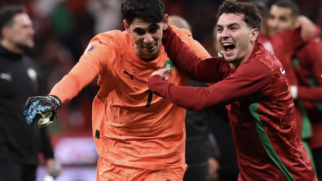 Yasine Bounou (kiri) menjadi bintang kemenangan Maroko atas Nigeria sekaligus lolos ke FInal Piala Afrika.