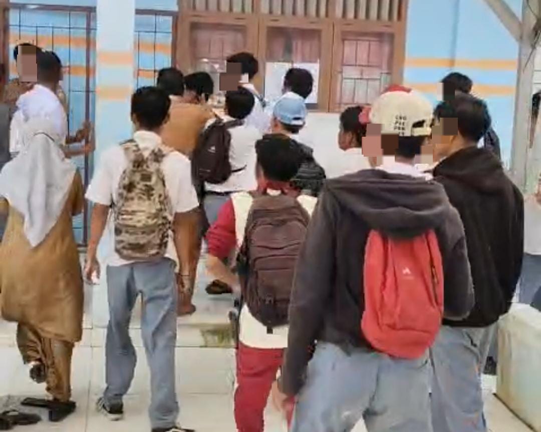 Pengeroyokan guru SMKN 3 Tanjung Jabung Timur yang dilakukan oleh siswa.
