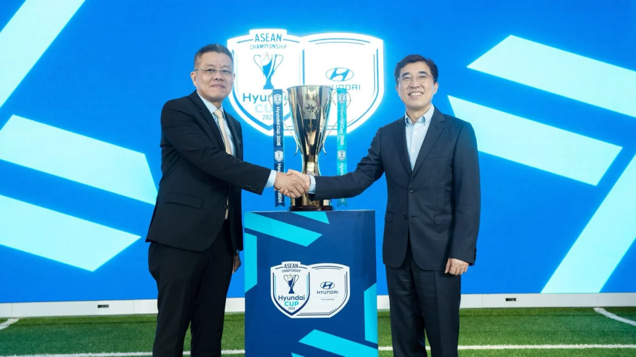 Presiden AFF Khiev Sameth (kiri) dan Presiden Hyundai Sunny Kim foto bersama trofi Piala AFF 2026.