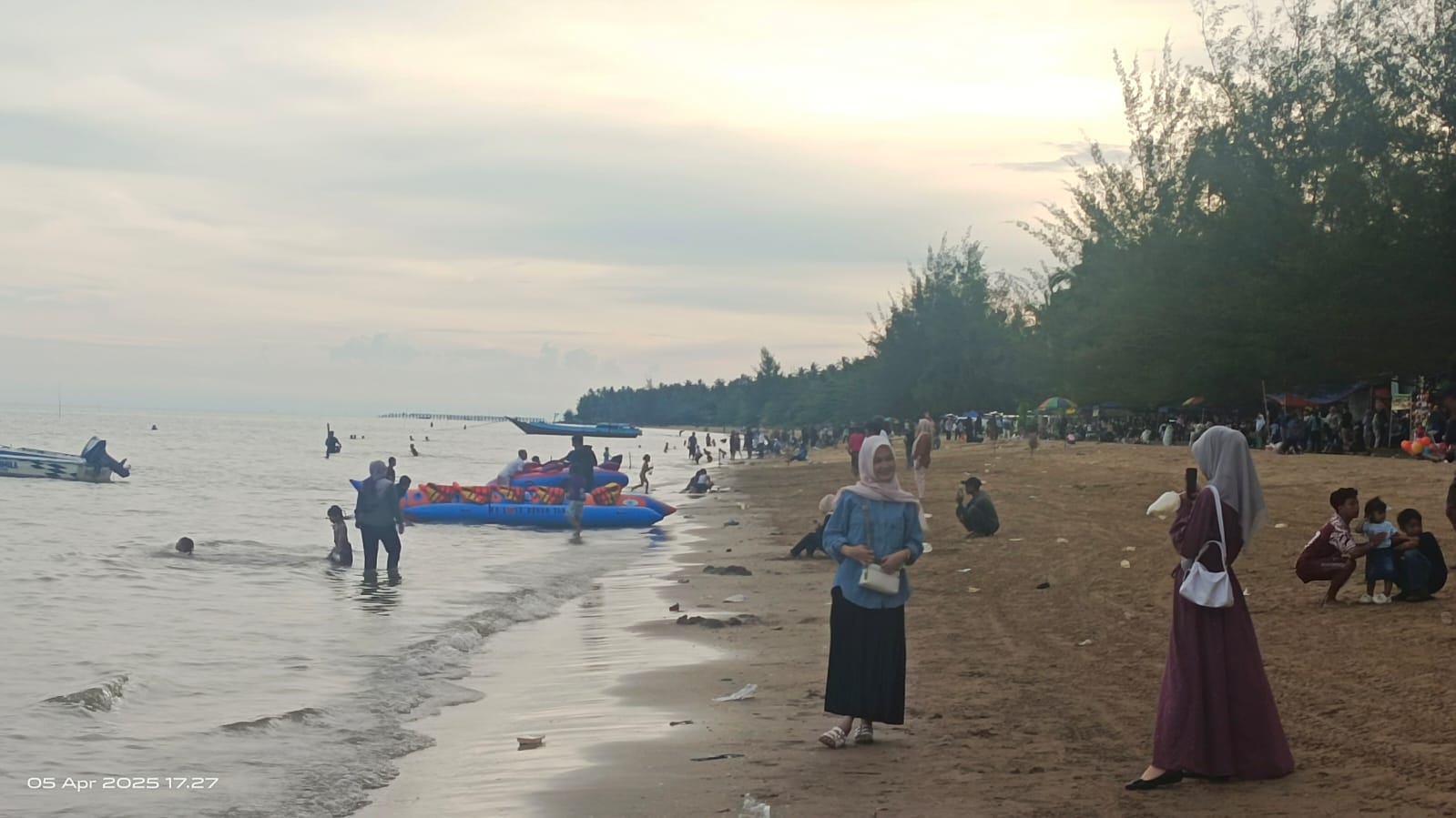 PANTAI: Suasana Pantai Tanjung Jumlai, Kecamatan Penajam, PPU. Warga diimbau berhati-hati gelombang tinggi pada 19-20 Januari 2026.