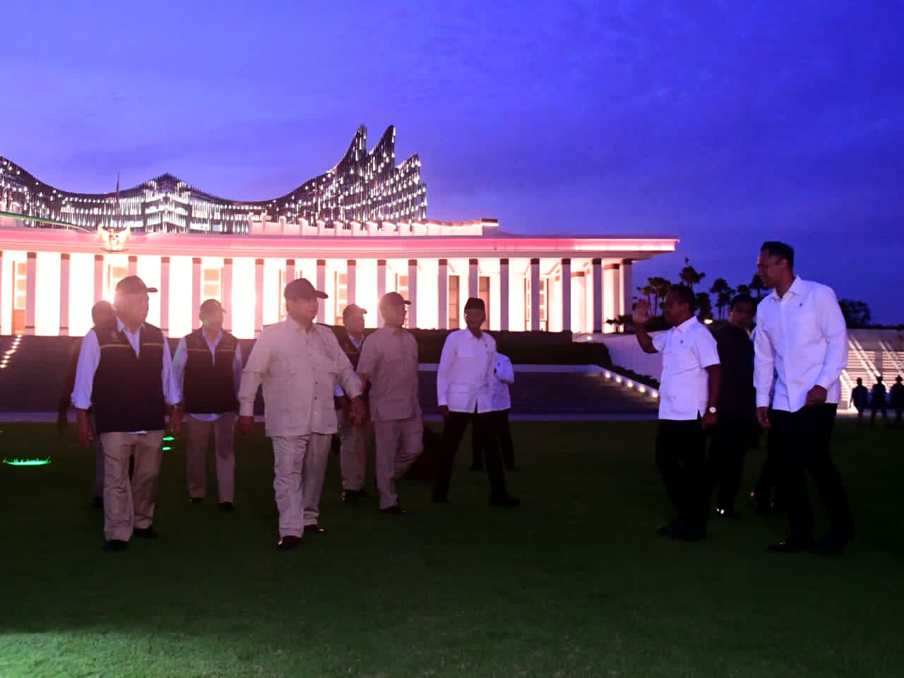 Presiden Prabowo Subianto saat tiba di kawasan Ibu Kota Nusantara (IKN), Kalimantan Timur, dalam kunjungan perdananya sejak menjabat sebagai kepala negara.