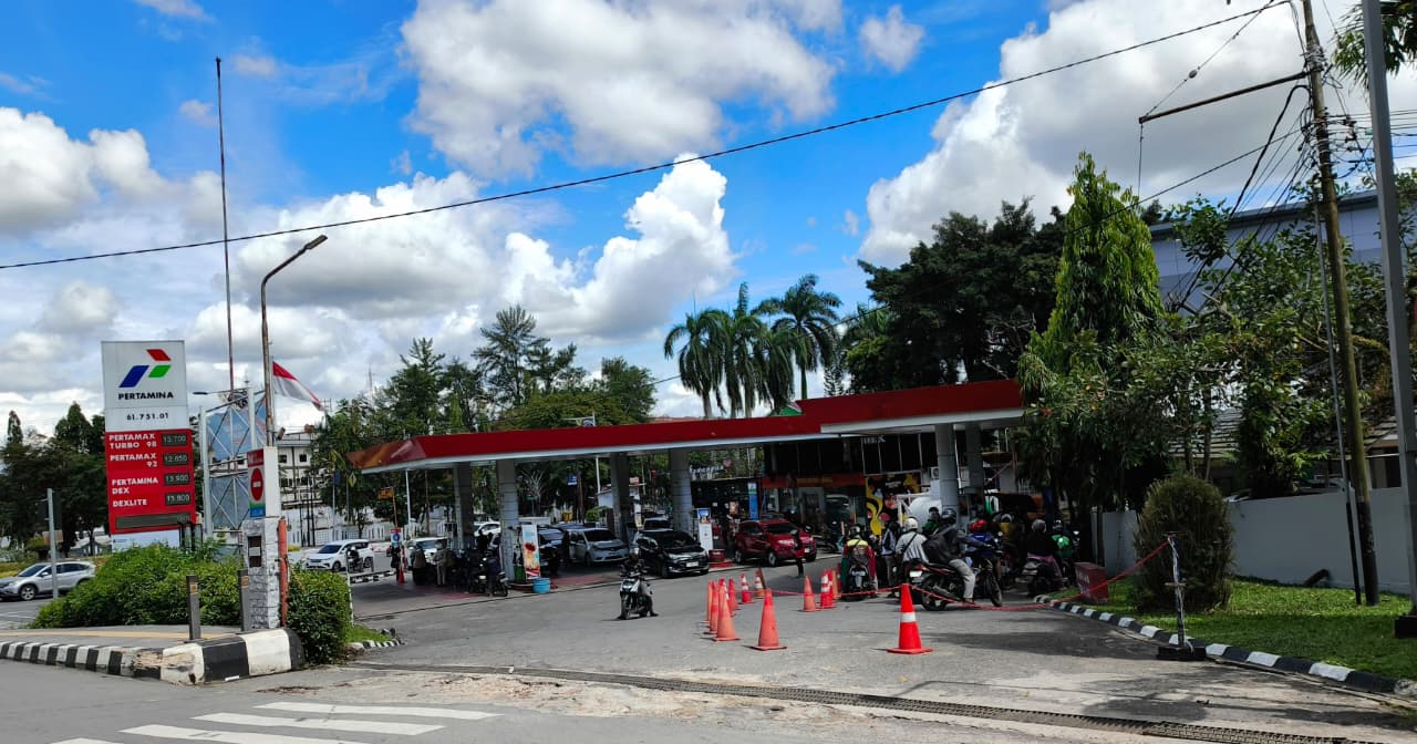 ANTREAN: Pemkot tengah merancang aturan baru terkait mekanisme antrean pembelian BBM jenis solar di SPBU. HAFIZ/KP