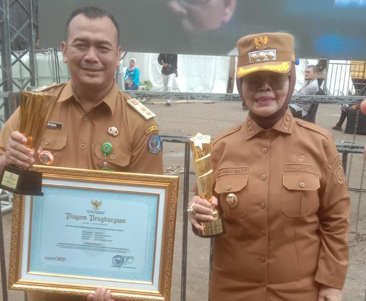 TERIMA PENGHARGAAN: Wali Kota Bontang Neni Moerniaeni dan Lurah Satimpo Maryono memperoleh penghargaan dari Kementerian Dalam Negeri. (ADIEL KUNDHARA/KP)