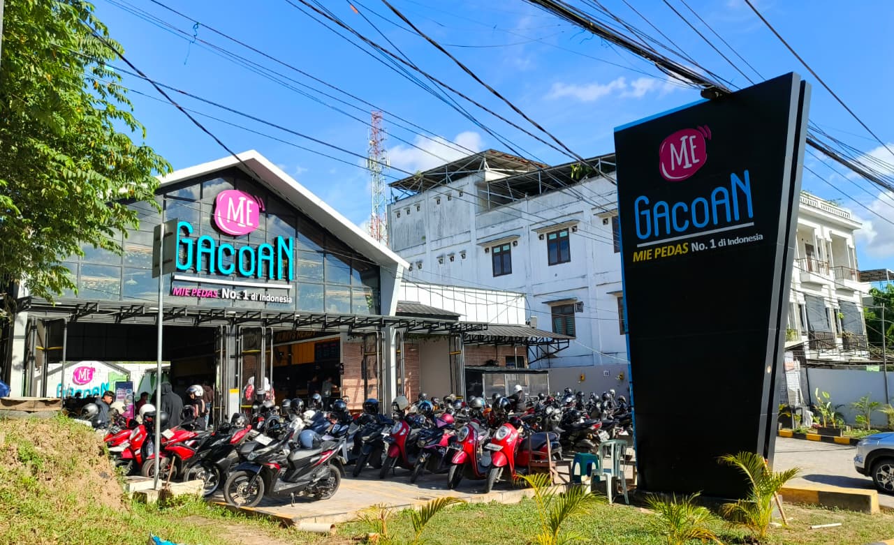 POLEMIK: Pengelolaan parkir Mie Gacoan di Jalan M Yamin dan Jalan Ahmad Yani menjadi sorotan Komisi II DPRD Samarinda karena belum adanya kontribusi pajak parkir off street sejak beroperasi.&nbsp;HAFIZ/KP